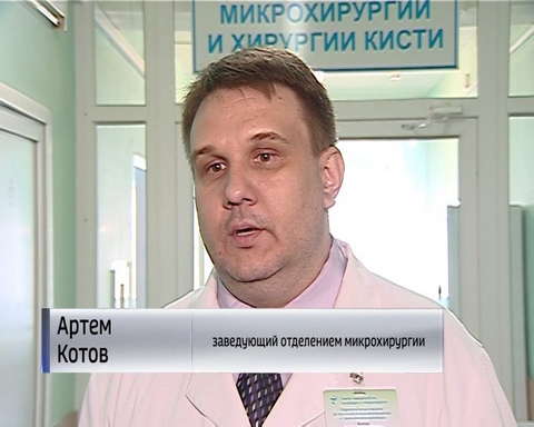 Кировские хирурги провели уникальную операцию по приживлению кисти руки