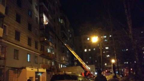 В Кирове 12 человек тушили горящий балкон.