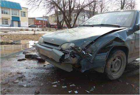 В Вятских Полянах ВАЗ-2114 врезался в "Renault Laguna".