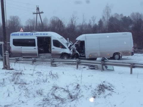 На автодороге Киров-Советск произошло лобовое столкновение двух микроавтобусов: 1 человек погиб, 12 пострадавших.