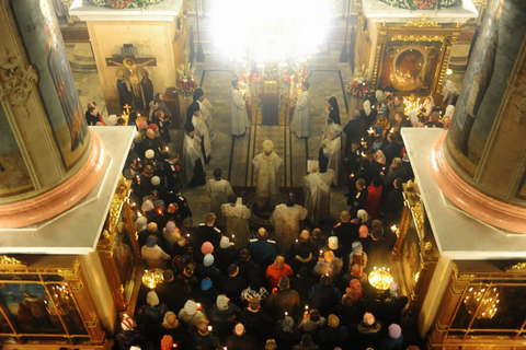 В кировских храмах встретили праздник Светлого Христова Воскресения. 