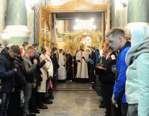 В кировских храмах встретили праздник Светлого Христова Воскресения. 