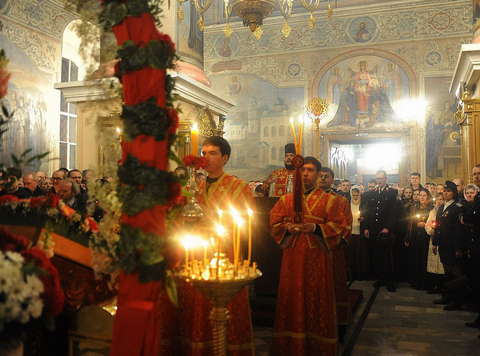 В кировских храмах встретили праздник Светлого Христова Воскресения. 