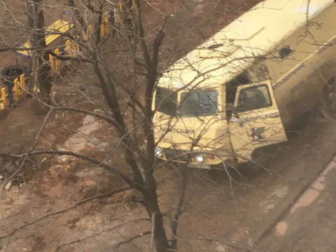 В одном из дворов Кирова в грязи застряла инкассаторская машина.