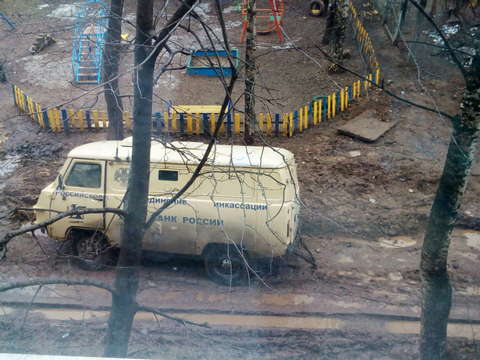В одном из дворов Кирова в грязи застряла инкассаторская машина.