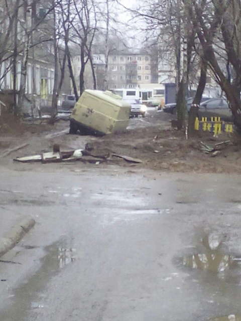 В одном из дворов Кирова в грязи застряла инкассаторская машина.
