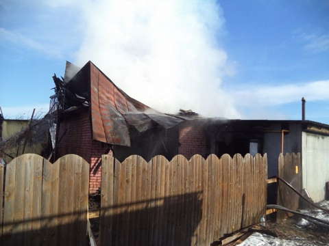 В Кирово-Чепецком районе 19 человек тушили пожар в жилом дом.
