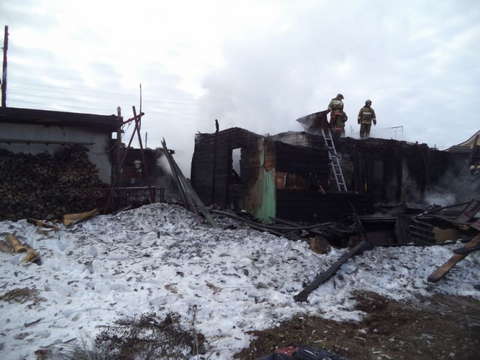 В Кирово-Чепецком районе 19 человек тушили пожар в жилом дом.
