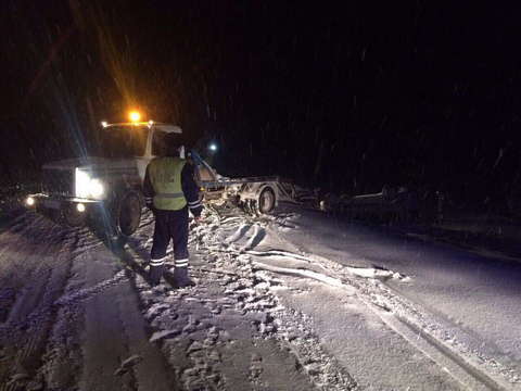 В Кировской области за сутки "снежного" коллапса инспекторы ГИБДД оказали помощь более сотни водителей.