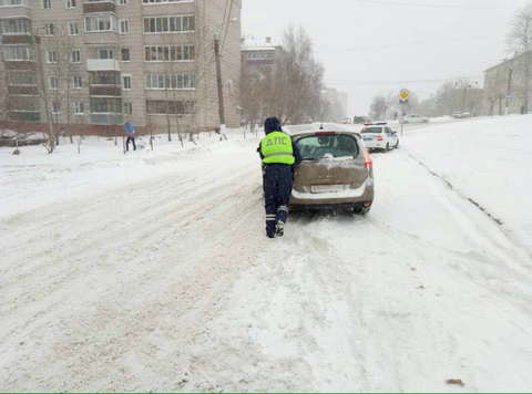 В Кировской области за сутки "снежного" коллапса инспекторы ГИБДД оказали помощь более сотни водителей.