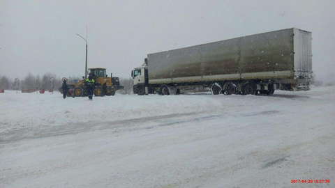 В Кировской области за сутки "снежного" коллапса инспекторы ГИБДД оказали помощь более сотни водителей.