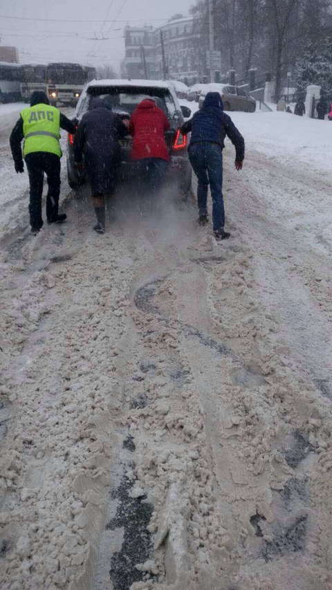 В Кировской области за сутки "снежного" коллапса инспекторы ГИБДД оказали помощь более сотни водителей.