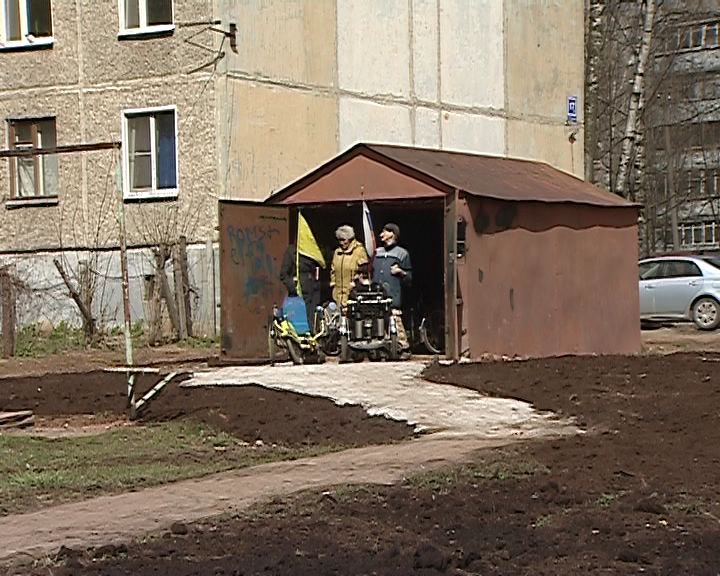 Кировские коммунальщики восстановили площадку перед гаражом инвалидной велокоманды 