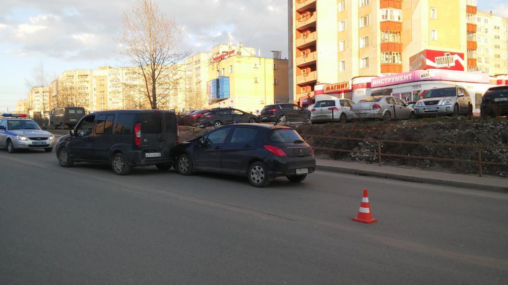 В Кирове столкнулись две иномарки: пострадал трехлетний ребенок.