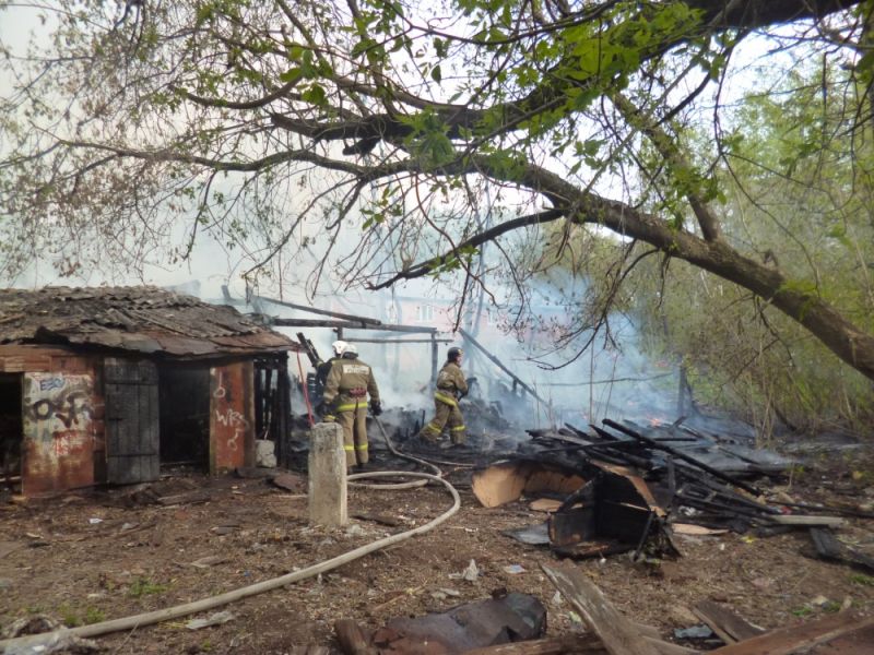В Кирове за сутки дважды горели хозпостройки.