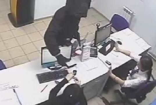 В Кирове задержали налетчика на офис микрозаймов, который оказался причастен к еще одному грабежу.