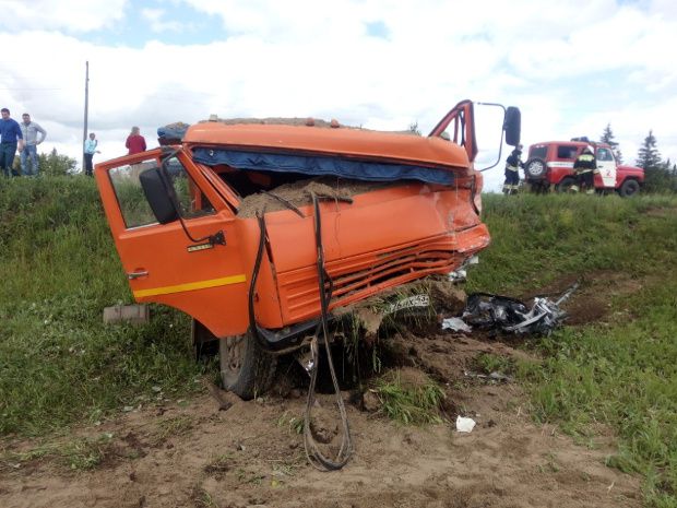 В Вятскополянском районе иномарка врезалась в КАМАЗ: два человека погибли.