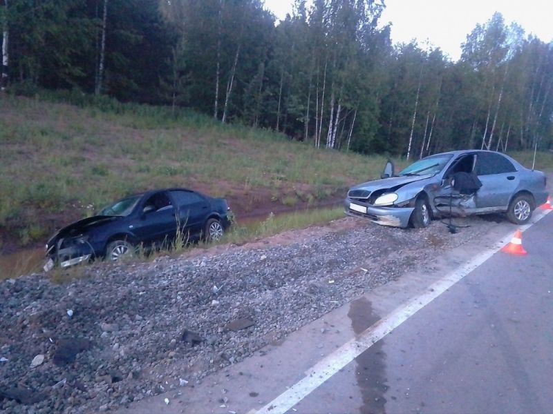 В Фаленском районе столкнулись две иномарки.