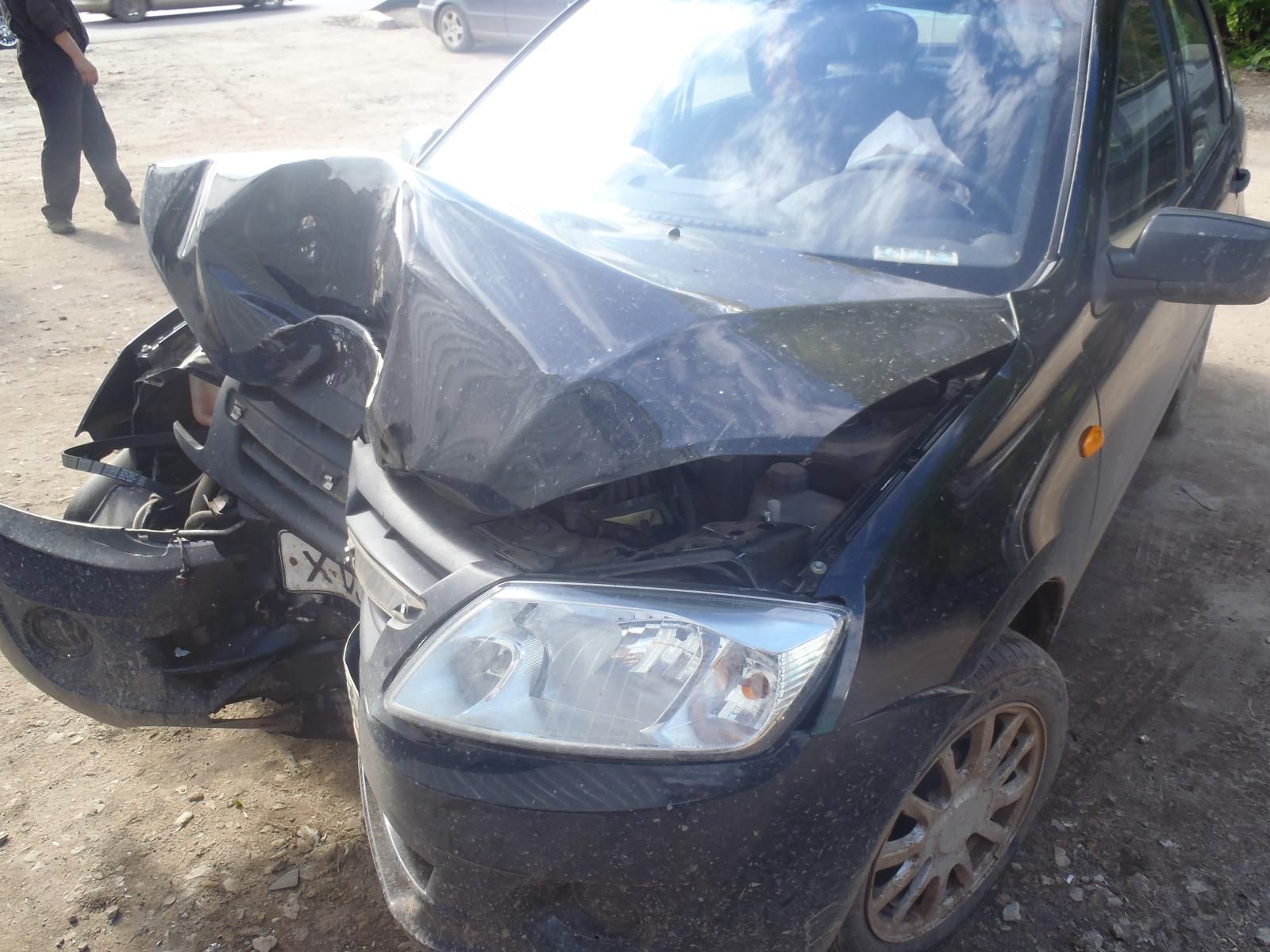 В Нововятском районе автоледи врезалась в дерево.