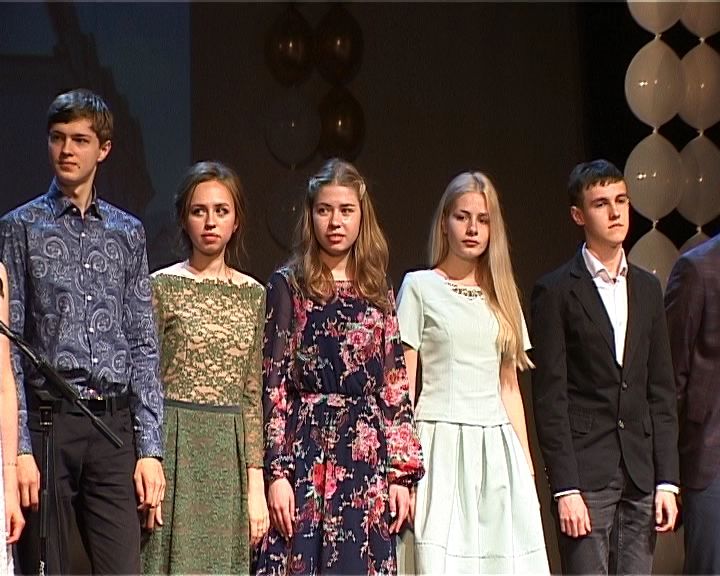 В Кирове поздравили лучших выпускников государственных школ