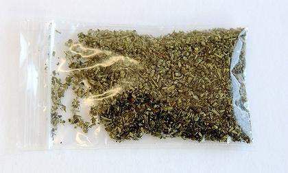 В наркотическом опьянении гуляли по путям