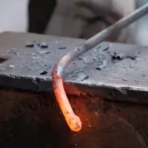 От раскаленной кочерги загорелись дом и баня