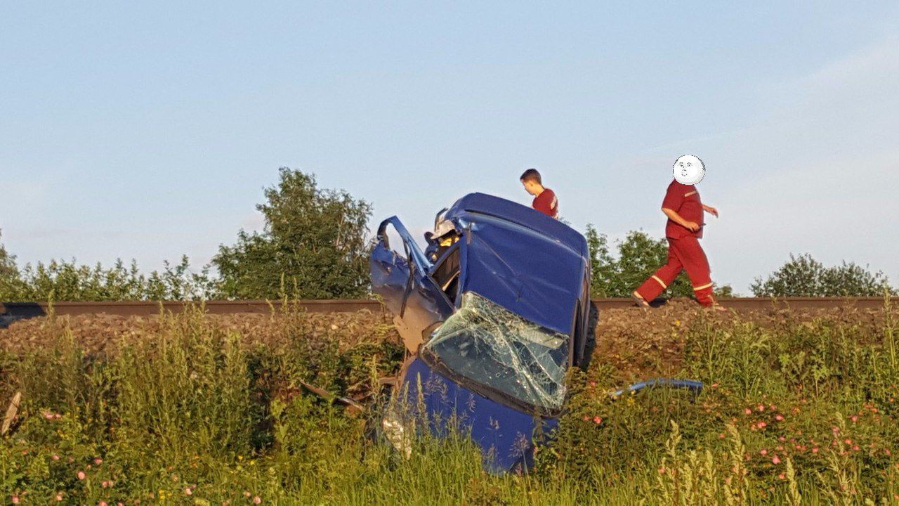 На жд перегоне Киров-Красносельский автомобиль врезался в тепловоз.