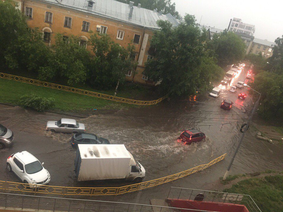 По Кирову прошелся ураган (ВИДЕО).