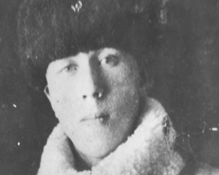 Памятная доска герою ВОВ  Павлу Садакову