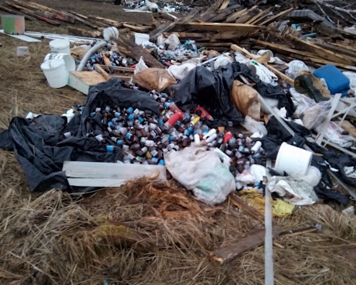 В селе Мухино Зуевского района обнаружили свалку опасных отходов