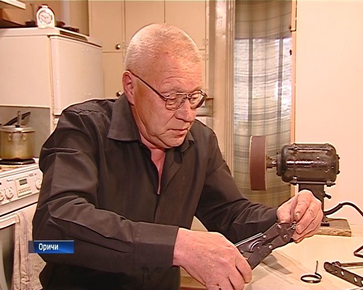 Умелец-оружейник из Оричей Борис Попцов