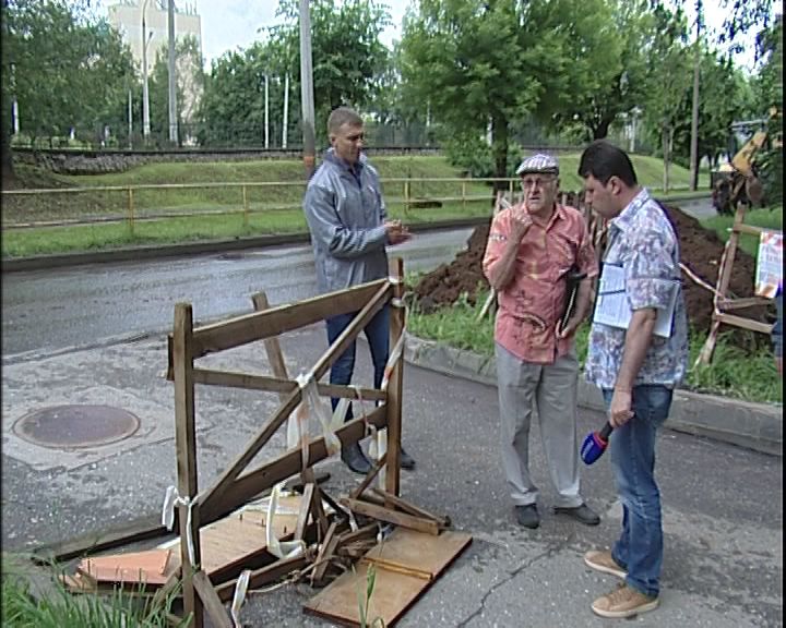 Провал на въезде во двор по улице Володарского 28