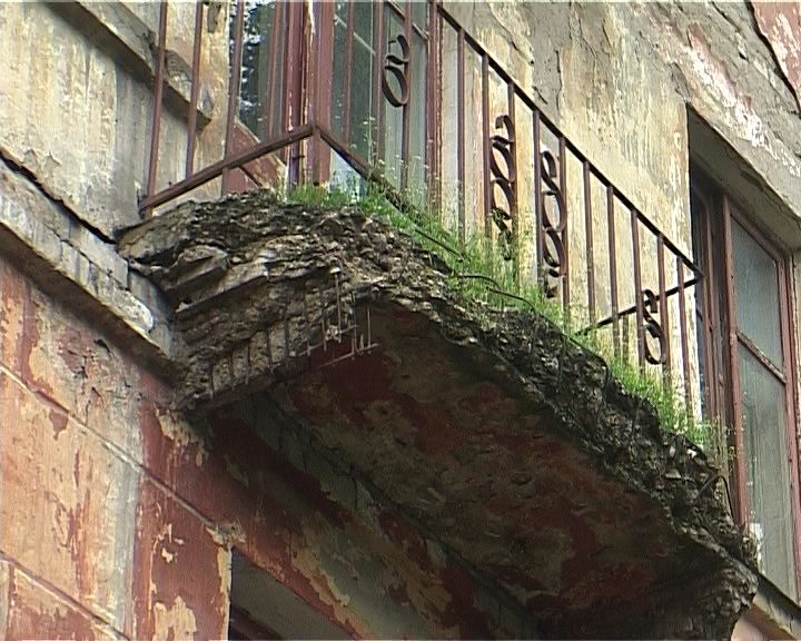 Более 20 семей живут в одной квартире в доме на улице Красина, 47