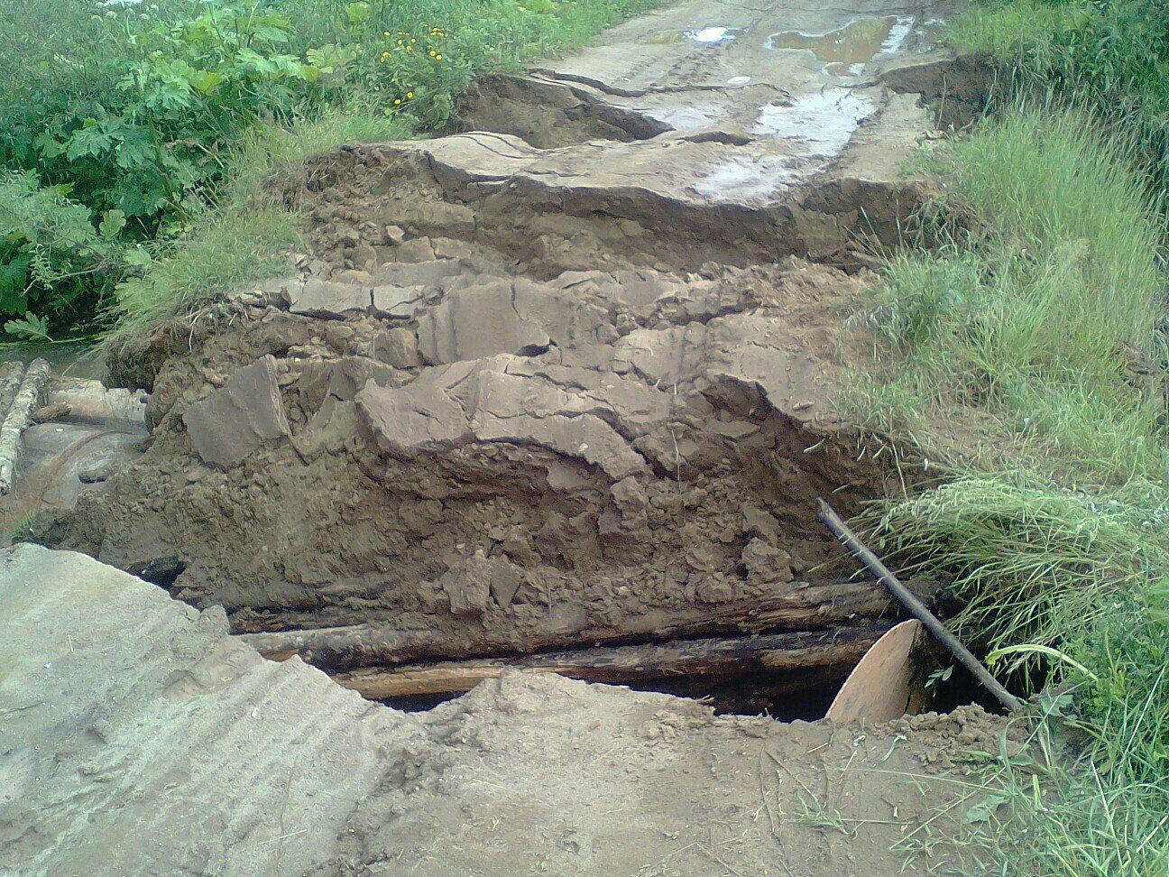 В Котельничском районе из-за дождевого паводка прорвало дамбу.