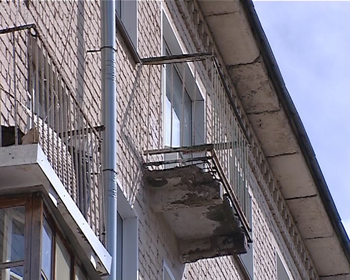 Прокуратура заставит кировских коммунальщиков отремонтировать аварийные балконы через суд