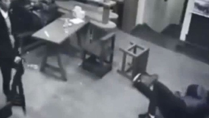 В Кирове будут судить бывшего полицейского, избившего посетителя кафе.