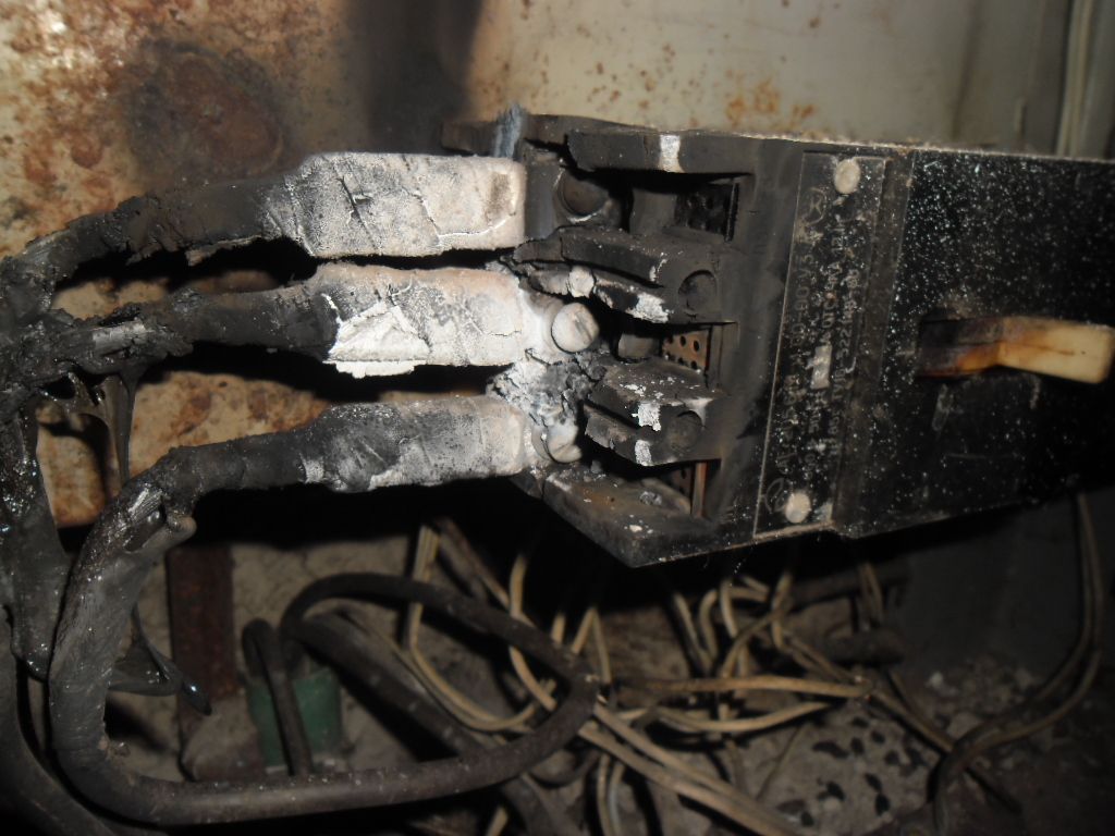 В Кирове произошел пожар в подъезде многоквартирного дома.