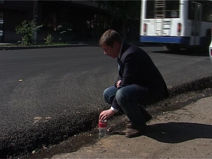 совсем неудобная. душевный человек. борьба с самим собой. под ногами женщины. смешное фото деда в наушниках.