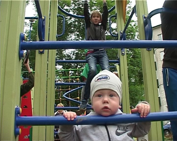Новая детская площадка во дворе дома по улице Кольцова