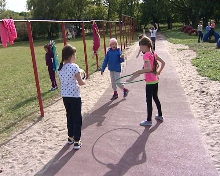 На стадионе начальной Оричевской школы появилась новая беговая дорожка