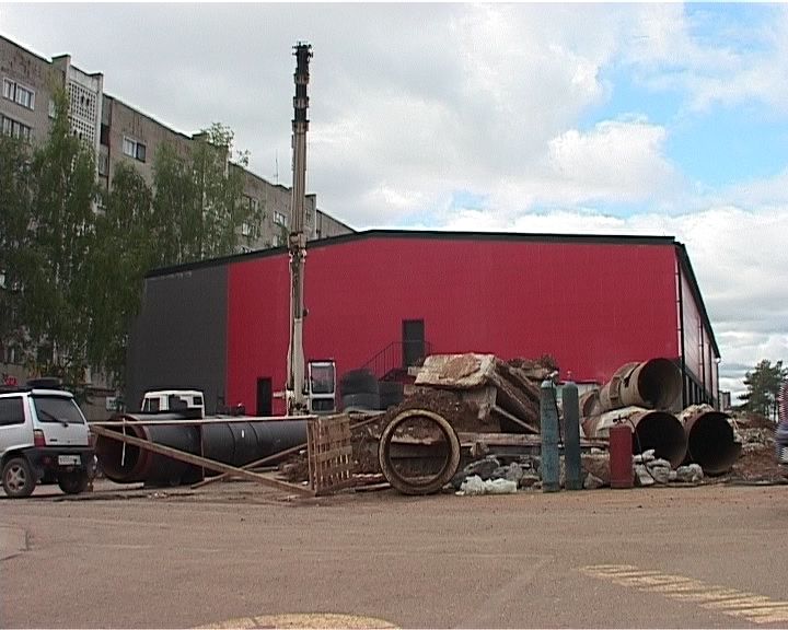 Муниципальный контроль проверил, как идет стройка спорткомплекса на Воровского