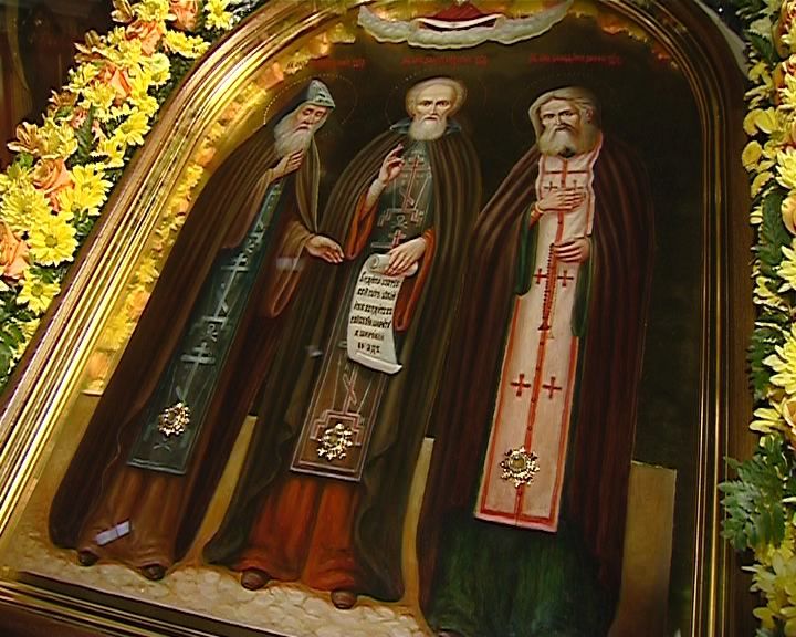 В Успенский собор Трифонова монастыря прибыла икона с мощами 3-х преподобных