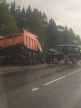 На Победиловском тракте самосвал врезался в УАЗ.