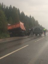На Победиловском тракте самосвал врезался в УАЗ.