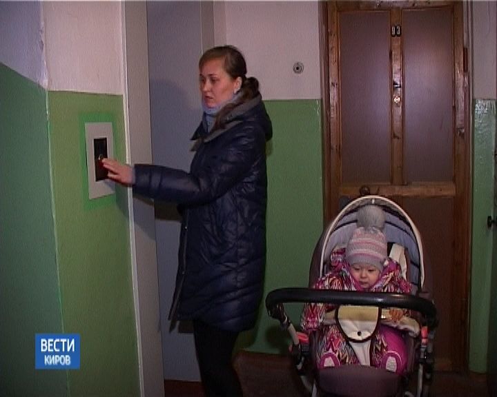 Жители дома 133 по улице Воровского на несколько месяцев остались без лифтов