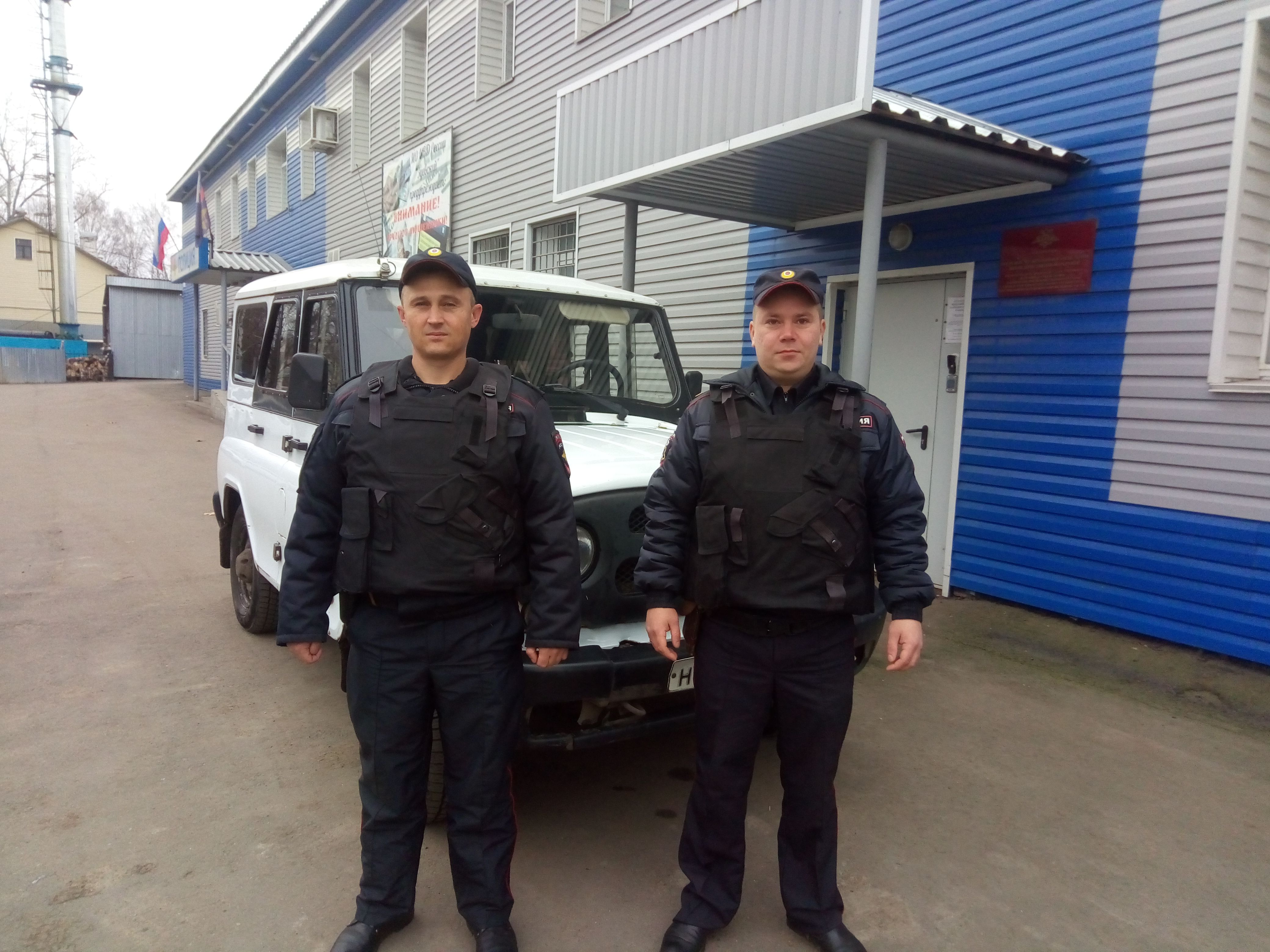 В Зуевке сотрудники Росгвардии спасли детей от огня