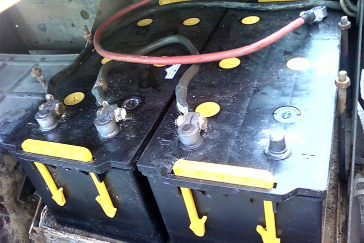 В Кирове задержали двух студентов техникума, похищавших аккумуляторы с фур дальнобойщиков.