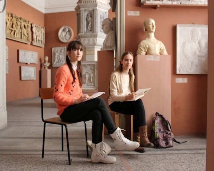 Ученики художественной школы на искусствоведческой практике в Санкт-Петербурге