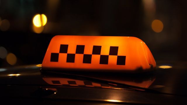 В Кирове задержан таксист, подозреваемый в грабеже пассажирки.