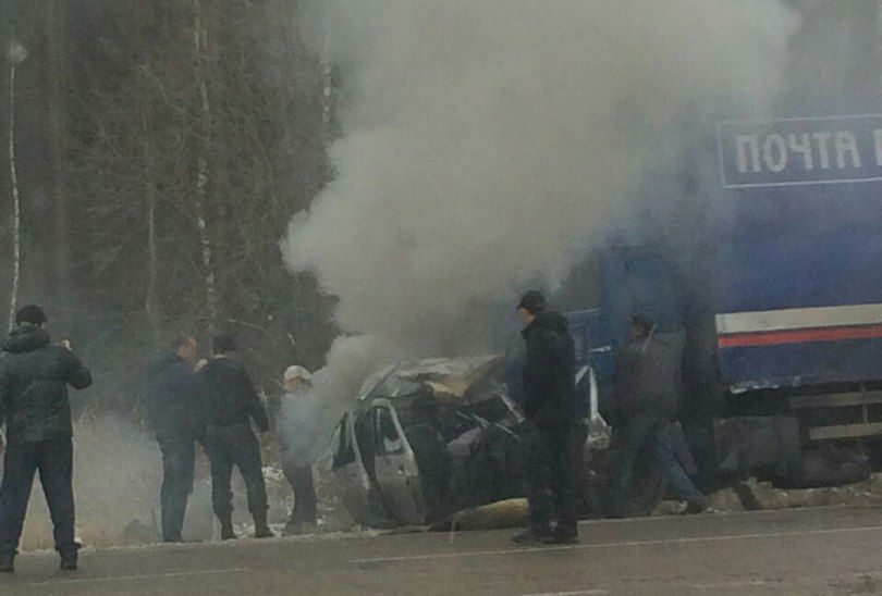 В Пижанском районе «ВАЗ-21103» врезался в КАМАЗ: водитель легковушки погиб.